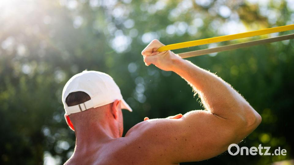 Aus den Muskeln das Maximum holen: Manch einer spricht dann von „Gymmaxxing“. (Symbolbild) Bild: Julian Stratenschulte/dpa