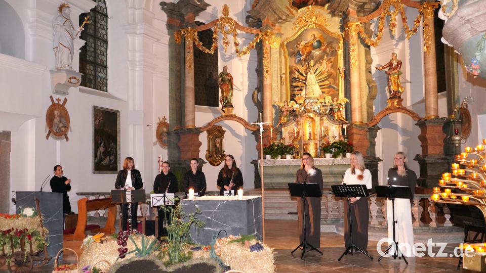 Marienlob-Sprecherin Hannah-Sophia Anzer (von links), die Gruppe Holzliebe mit Margret Gress, Lena Putzer, Lisa Putzer und Anna Nahrhaft sowie die Gruppe TriAngel mit Andrea Götz, Steffi Daubenmerkl und Doris Völkl begeisterten auf dem Fahrenberg. Bild: fvo