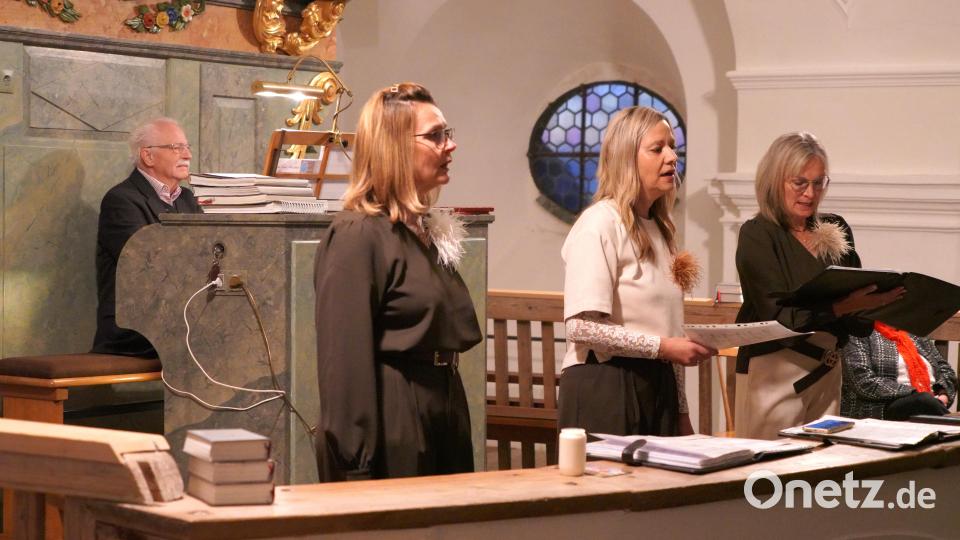Die Gesanggruppe TriAngel mit Andrea Götz, Steffi Daubenmerkl und Doris Völkl (von links) mit den Fahrenberg-Organisten Georg Schmidbauer. Bild: fvo