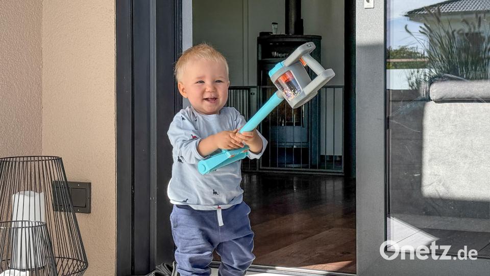 Trotz seiner Krebserkrankung ist Tim ein kleiner Sonnenschein. Nachdem er mit seinem Mini-Staubsauger drinnen sauber gemacht hat, macht er sich daran, die Terrasse zu saugen. Bild: Petra Hartl