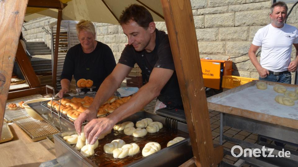 Vor den Augen der Besucher wurden die Hefezöpfe im heißen Schmalz herausgebacken. Bild: Elisabeth Dobmayer