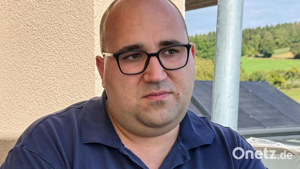 Auch Familienvater Lukas Friedrich ist die Sorge um sein Kind ins Gesicht geschrieben. Bild: Petra Hartl