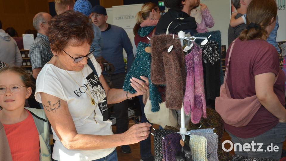 Auch warme Mützen oder Handschuhe waren, kurz vor der kalten Jahreszeit, begehrt. Bild: Elisabeth Dobmayer
