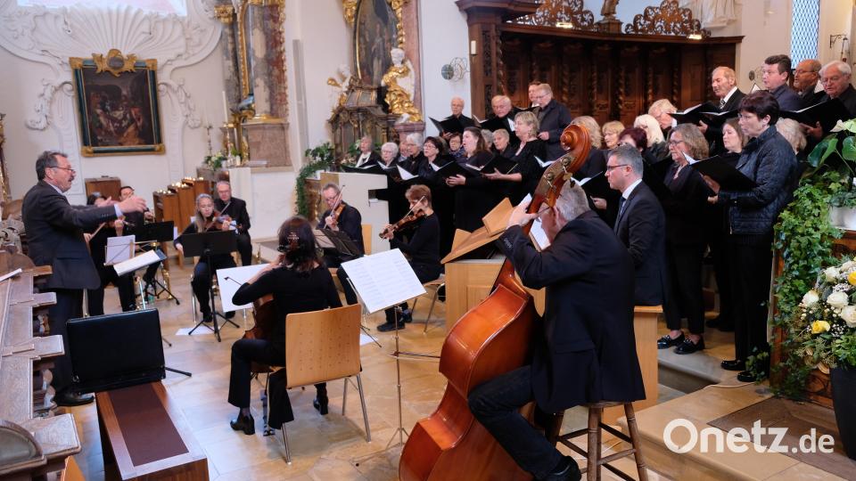 Unter Leitung von Ottmar Schmitt beeindruckte der St. Thomas-Chor Trockau mit einem starken Chor- und Orchesterglanz. Aus Anlass des Speinsharter Rosenkranzfestes bestimmte marianische Kirchenmusik das Konzertprogramm. Bild: Robert Dotzauer