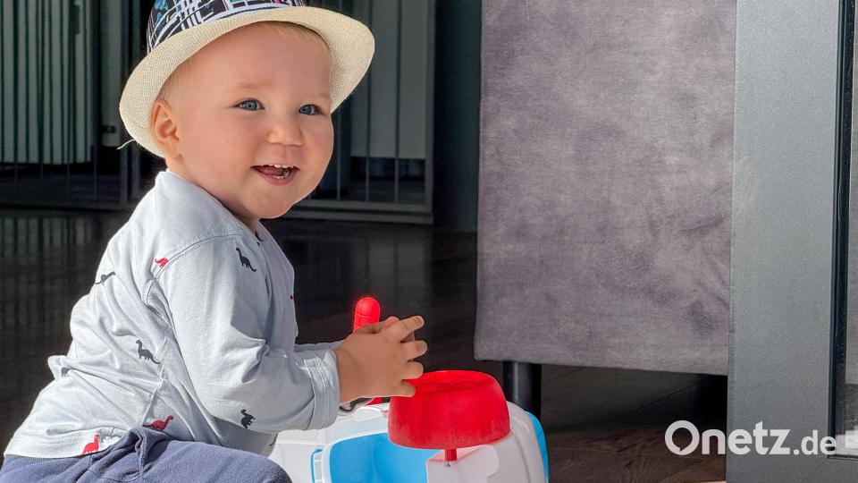 Ein kleiner, süßer Knirps: Tim (1) ist trotz seiner Krebserkrankung ein Sonnenschein. Bild: Petra Hartl