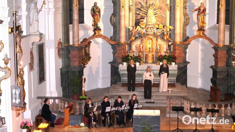 Am Hochaltar sorgte die Gesangsgruppe TriAngel mit (von links) Andrea Götz, Steffi Daubenmerkl und Doris Völkl für eine besondere Atmosphäre in der Wallfahrtskirche. Bild: fvo