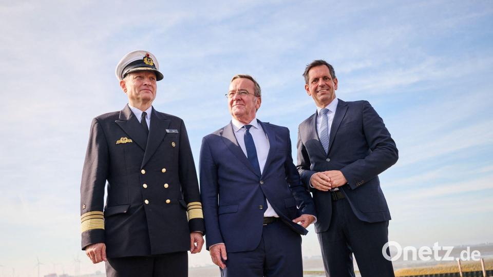 Der Inspekteur der Marine, Vizeadmiral Wilhelm Tobias Abry, Bundesverteidigungsminister Boris Pistorius und Niedersachsens Ministerpräsident Olaf Lies (beide SPD, l-r) stellten die Pläne für den neuen Marinehafen in Emden vor. Bild: Sina Schuldt/dpa