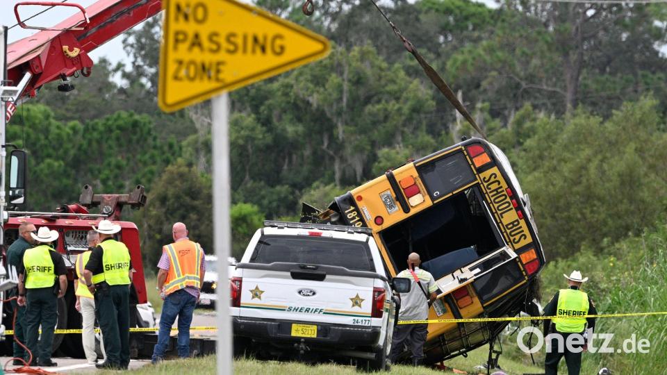 Bei einem schweren Unfall mit einem Schulbus sind zwei Menschen ums Leben gekommen Bild: Phelan M. Ebenhack/AP/dpa