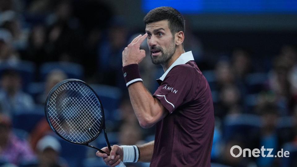 Novak Djokovic steht in Peking wieder im Finale. Bild: Andy Wong/AP/dpa
