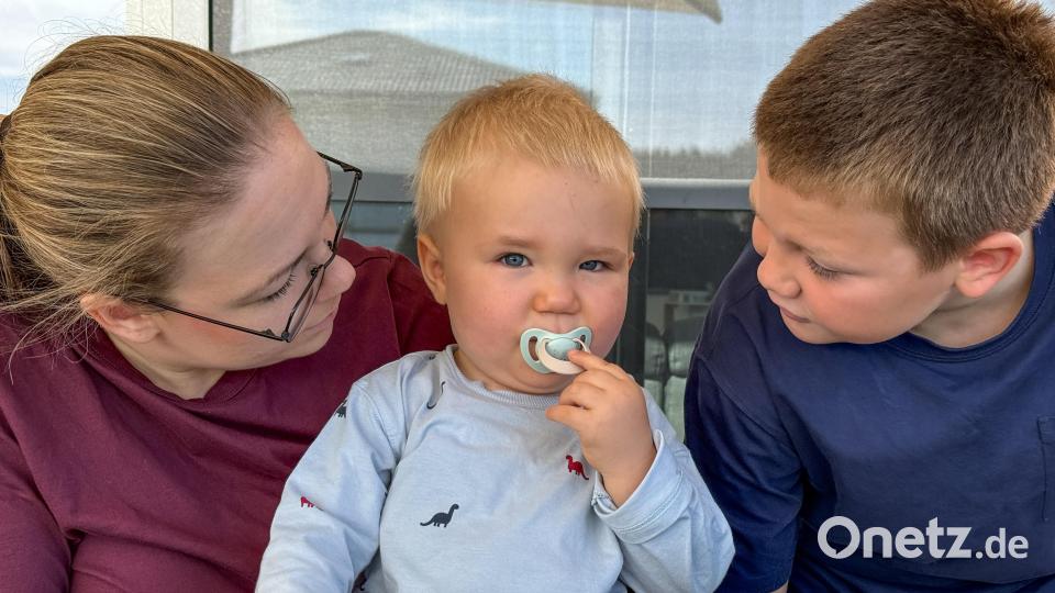 Katharina Friedrich mit ihren beiden Söhnen. Wegen der Krebserkrankung des kleinen Tim muss dessen großer Bruder Leon (9) oft zurückstecken. Bild: Petra Hartl