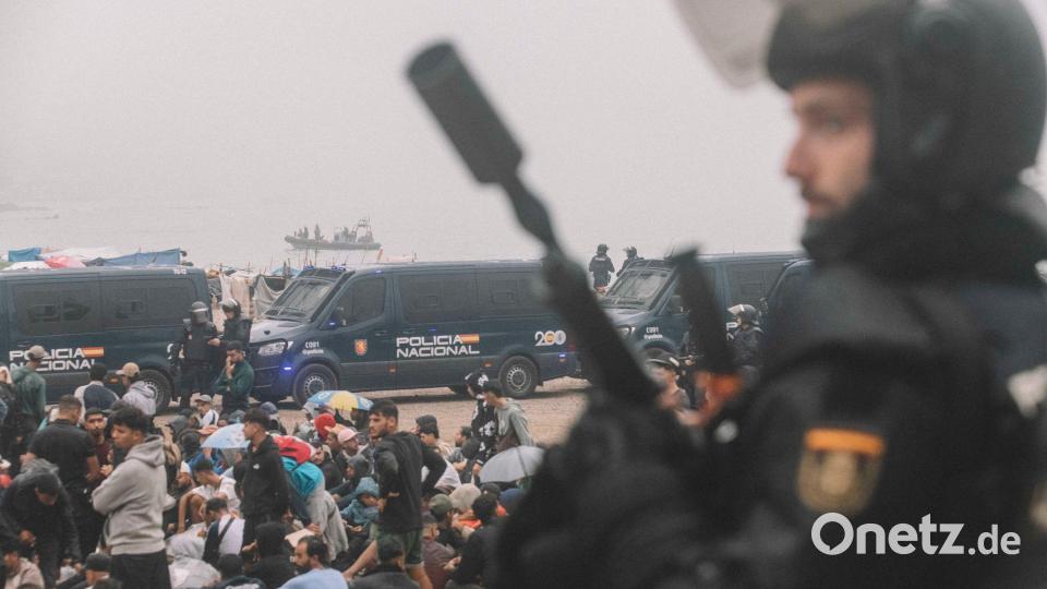 Migranten wurden in Ceuta von starken spanischen Polizeikräften von einem Hüttenlager am Strand fortgebracht. Bild: Fabian Suspensivo/ZUMA Press Wire/dpa