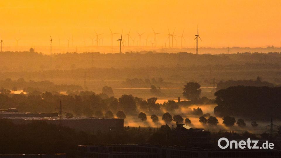 Windräder und Nebel zeichnen sich im Licht der aufgehenden Sonne in der Region Hannover ab. Bild: Julian Stratenschulte/dpa