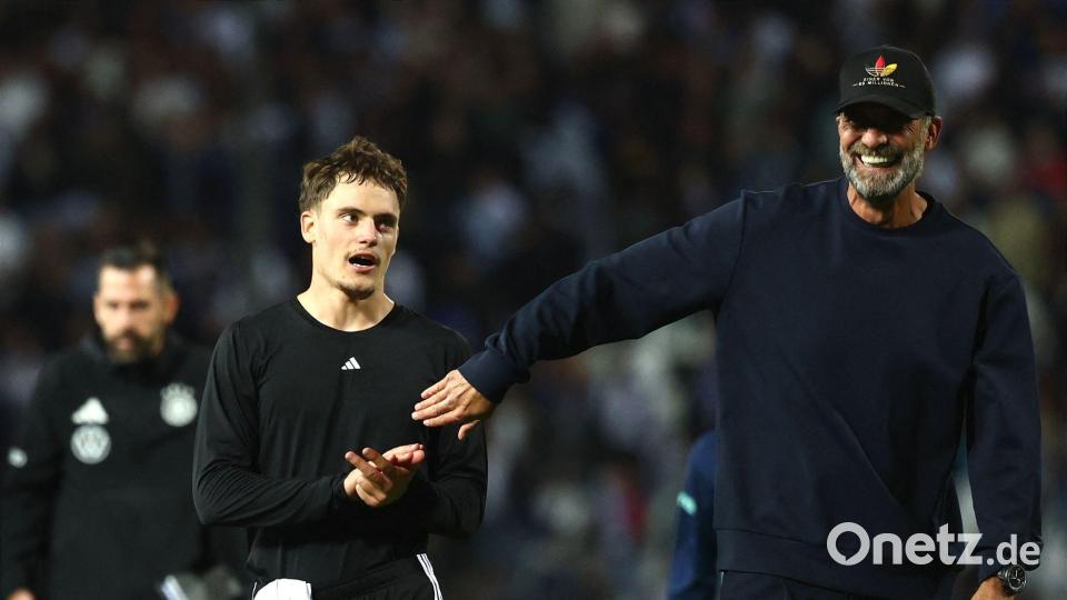 Kein Grund für Trübsal: Der Bundestrainer mit Kapitän Florian Wirtz nach dem 0:0 gegen Griechenland. Bild: Christian Charisius/dpa