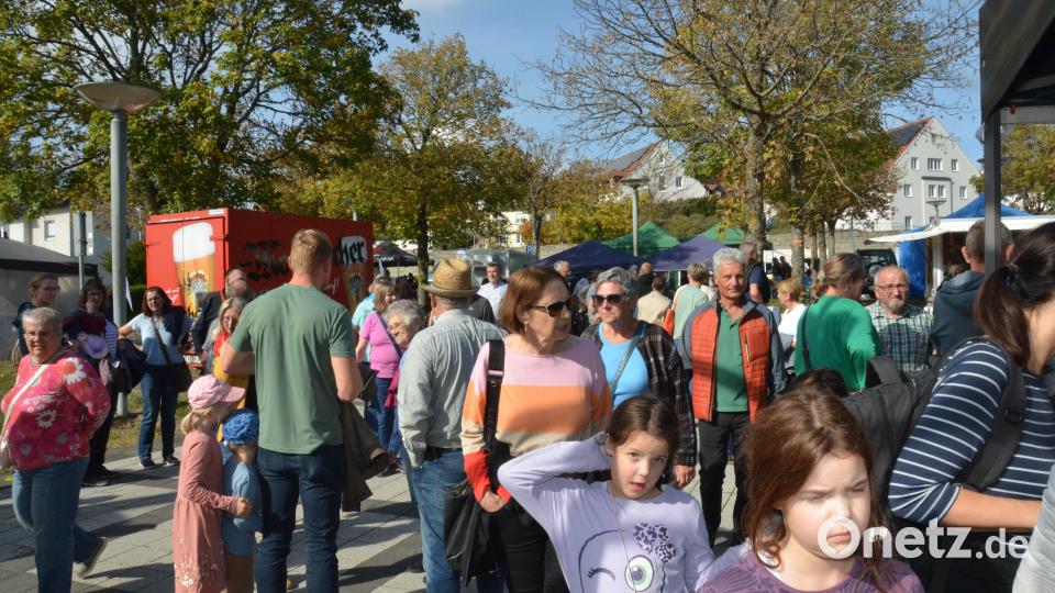 Neustadt hat am Sonntag den Herbst von seiner schönsten Seite erlebt. Strahlender Sonnenschein, angenehme Temperaturen und ein Himmel wie aus dem Bilderbuch lockten zahlreiche Besucher zum Erntedankmarkt in und um die Stadthalle. Bild: Elisabeth Dobmayer