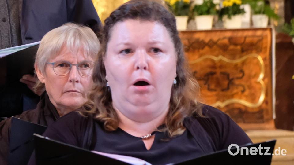 Mit liebreizenden Hymnen auf die Rosenkranz-Madonna imponierte Sopran Christel Schmitt. Bild: Robert Dotzauer