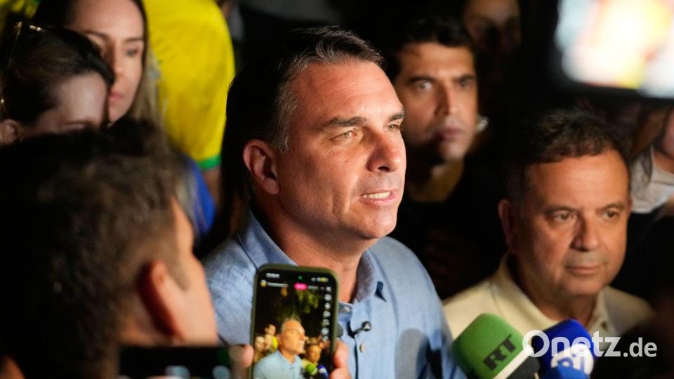 Präsidentschaftskandidat Flávio Bolsonaro geht als Sieger der ersten Wahlrunde hervor. Bild: Eraldo Peres/AP/dpa