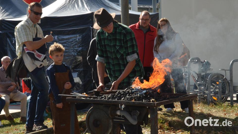 Eigentlich ist Jakob Schuster Metallbauer, aber sein Faible für Feuer ist ungebrochen. Er formt in der Glut dekorative Gegenstände. Bild: Elisabeth Dobmayer