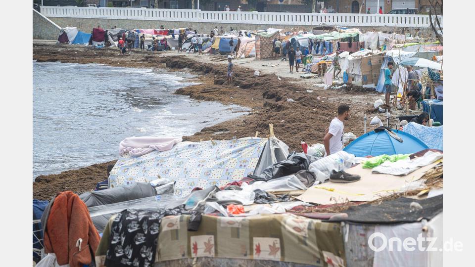 Nach der massenhaften Ankunft lebten Tausende seit Monaten unter schwierigen Bedingungen auf der Straße oder am Strand Trampolin. Bild: Marcos Moreno/EUROPA PRESS/dpa