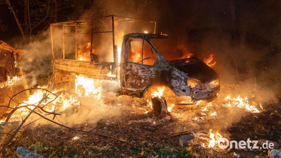 Ein Auto brennt nach einem russischen Drohnenangriff auf ein Wohngebiet in Charkiw. Bild: Andrii Marienko/AP/dpa