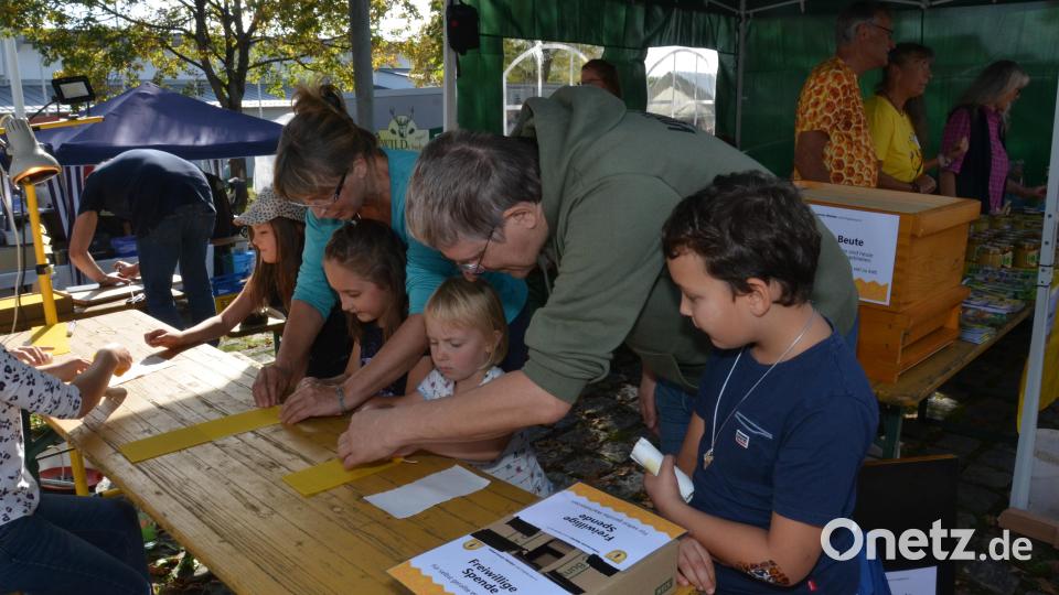 Viele Kinder nutzten die Gunst der Stunde und rollten sich eine Bienenwachskerze. Bild: Elisabeth Dobmayer