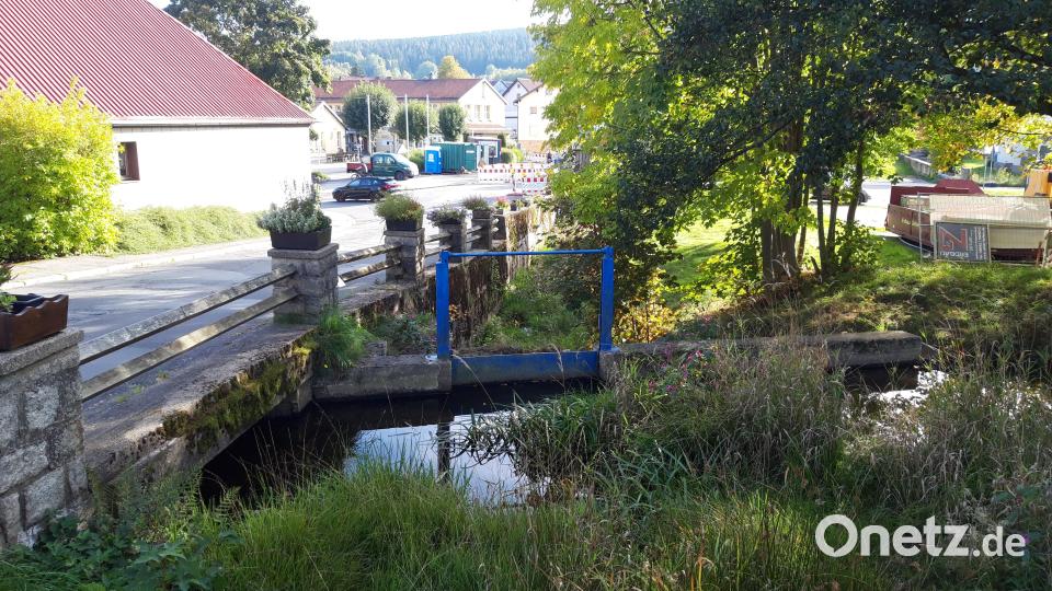 Der Bachverlauf des Schnaitbachs, das Wehr und die Stützmauer müssen zur Verbreiterung der "Neugrüner Straße" verlegt werden. Dies erforderte hydrologische Berechnungen und wasserrechtliche Genehmigungen, die einige Zeit in Anspruch nahmen. Bild: wkr