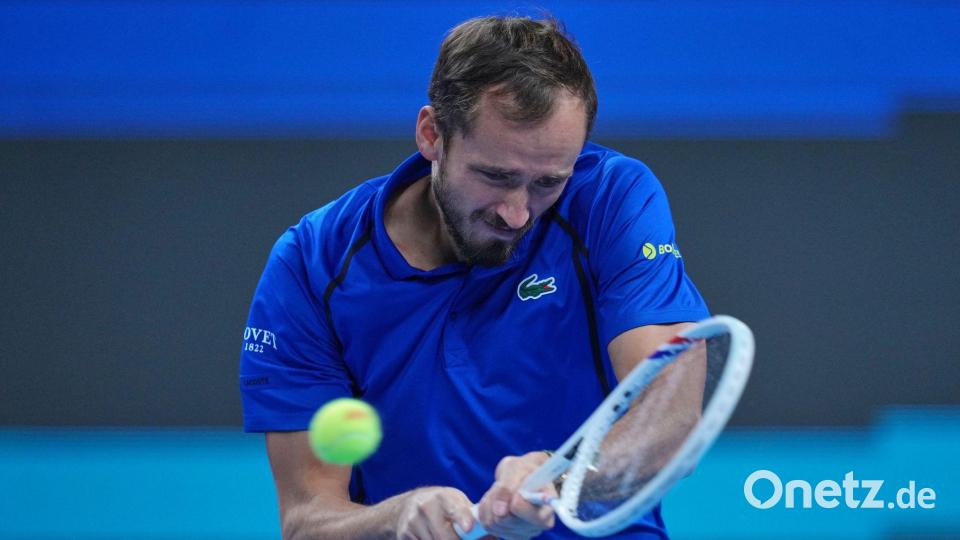 Daniil Medwedew wurde im Halbfinale gegen Novak Djokovic disqualifiziert. Bild: Achmad Ibrahim/AP/dpa