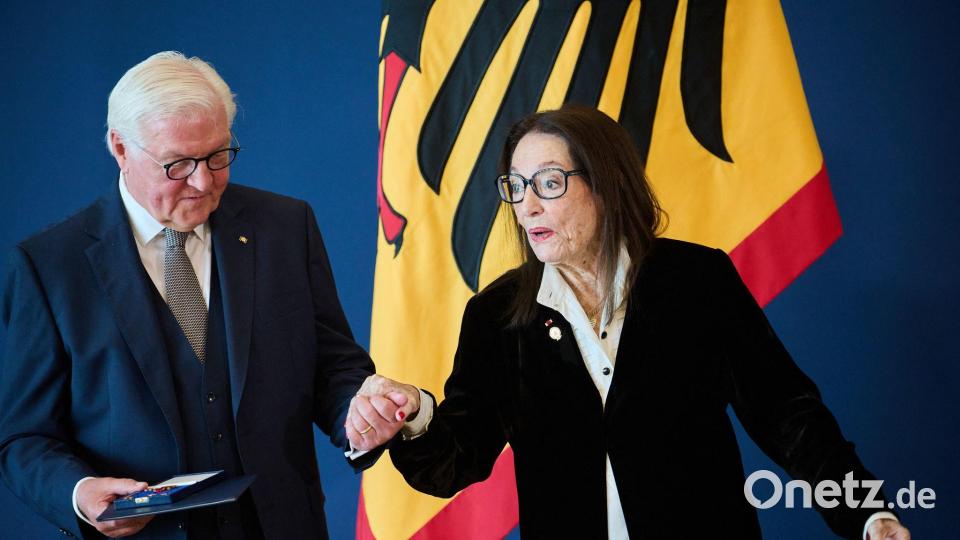 Steinmeier würdigte die gebürtige Griechin nicht nur für ihr künstlerisches Wirken, sondern auch für ihr Engagement in der Politik. Bild: Bernd von Jutrczenka/dpa
