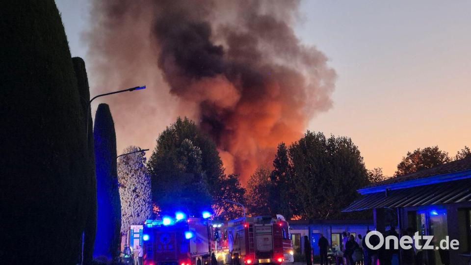 Feuerwehrleute löschten den Brand rasch. Bild: Florian Blaes/dpa