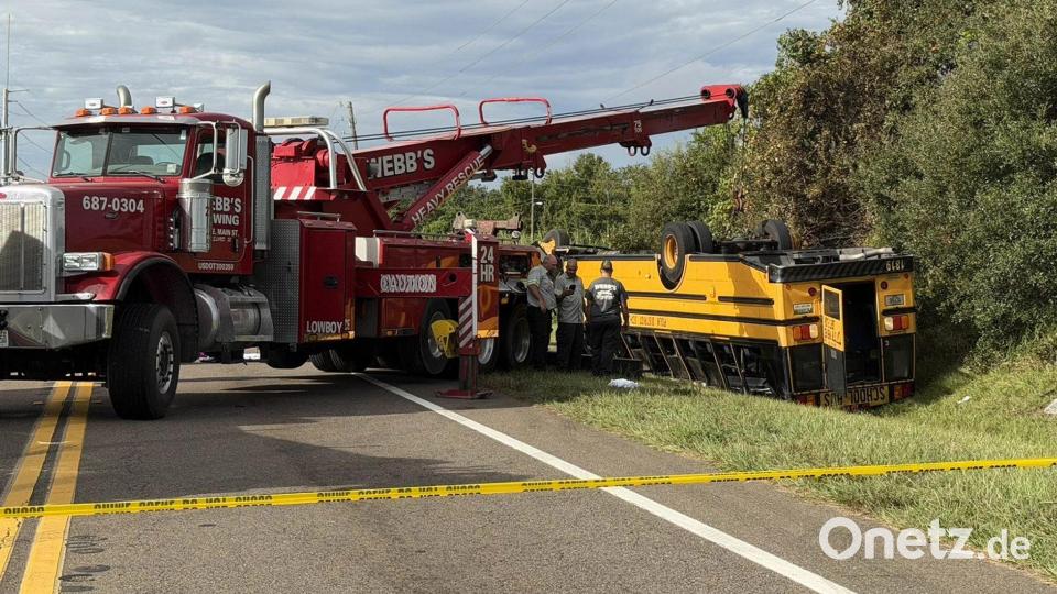 Ein entgegenkommendes Auto war auf die Gegenfahrbahn geraten und mit dem Bus kollidiert. Bild: Uncredited/Polk County Sheriff's Office/AP/dpa