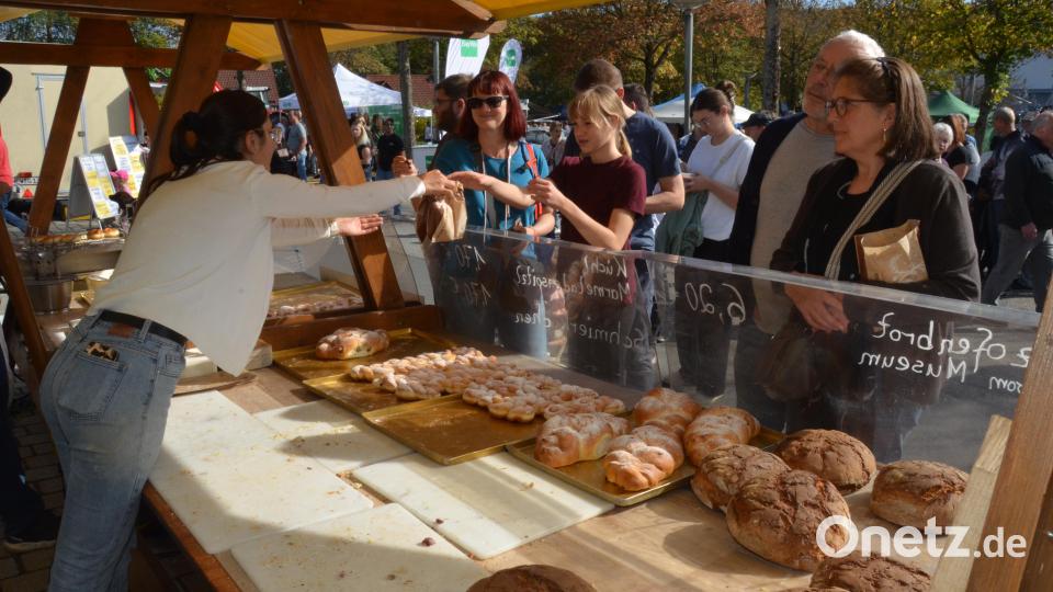 Lange Schlangen bildeten sich vor dem Bäckerei-Verkaufsstand. Bild: Elisabeth Dobmayer