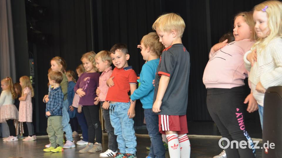 "Alles auf diesem Tisch", war ein weiterer Beitrag der Kindergartenkinder von St. Martin auf der Bühne. Bild: Elisabeth Dobmayer
