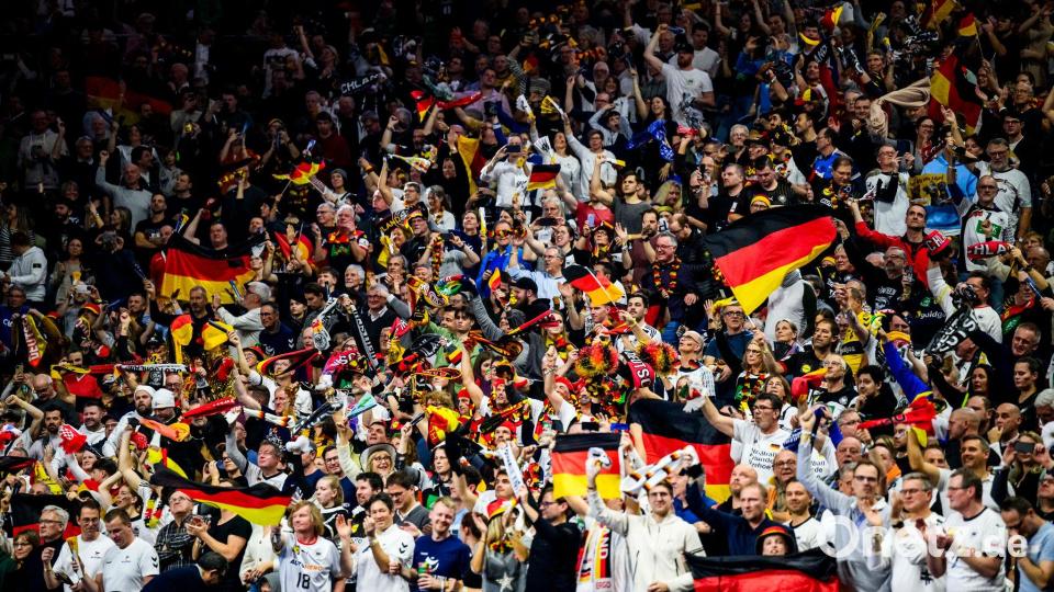 Fast 20.000 Fans: Die Arena in Köln gilt als deutscher Handball-Tempel. (Archivbild) Bild: Tom Weller/dpa