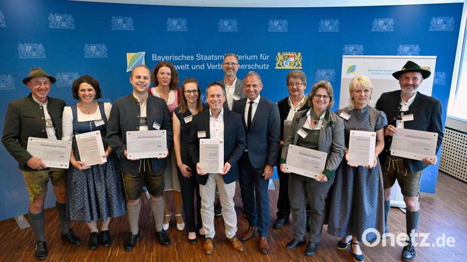 Über die Auszeichnung „Region.Tradition.Innovation“ des Bayerischen Umweltministeriums durften sich insgesamt fünf bayerische Betriebe freuen. Bild: Astrid Schmidhuber