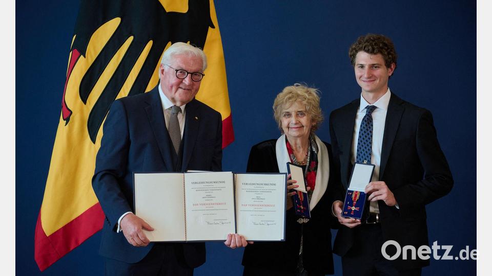 Die Holocaust-Überlebende Tova Friedman bekam gemeinsam mit ihrem Enkel Aron Goodman den Verdienstorden verliehen. Bild: Bernd von Jutrczenka/dpa