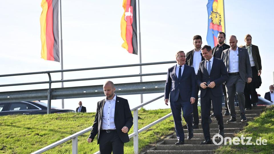 Niedersachsens Regierungschef Lies (rechts von Pistorius) unterstützt das Marineprojekt. Bild: Sina Schuldt/dpa