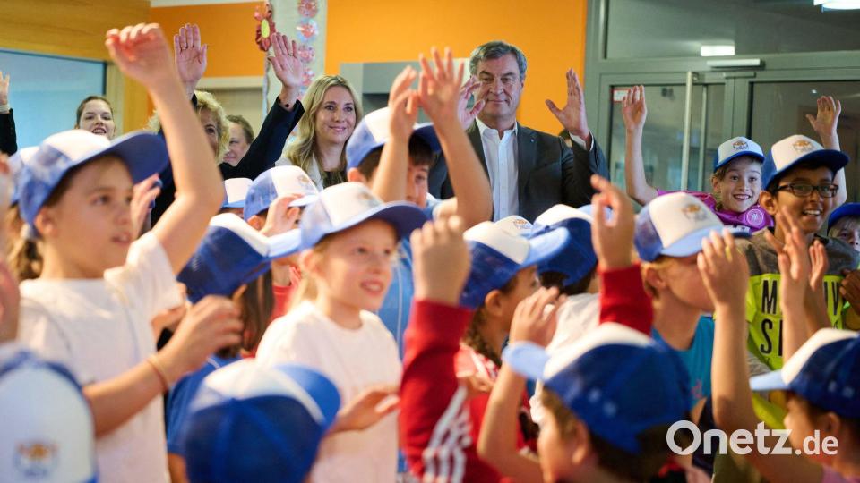 Bewegung hält fit: Grundschulkinder geben unter anderem Ministerpräsident Söder (CSU) Einblicke in ihren Schulalltag. Bild: Peter Kneffel/dpa