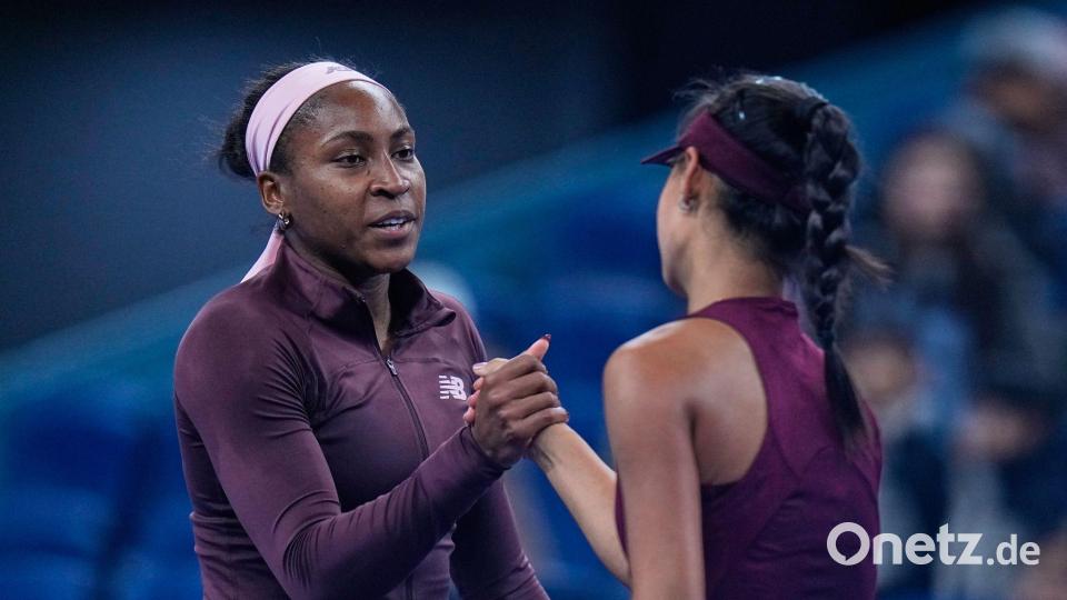 Coco Gauff (l) gibt Sun Xinran die Hand, nachdem sie gewonnen hat. Bild: Andy Wong/AP/dpa