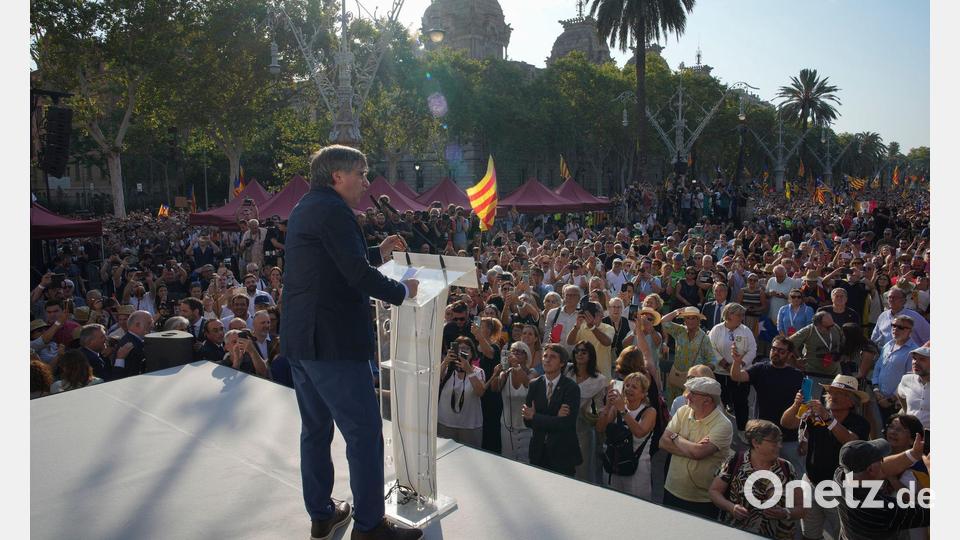 Vor gut zwei Jahren tauchte Puigdemont überraschend trotz Haftbefehl zu einem Kurzauftritt in Barcelona auf. (Archivbild) Bild: Emilio Morenatti/AP/dpa