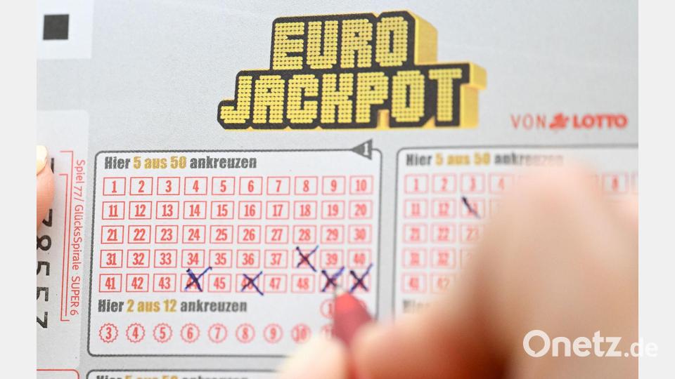 Beim Eurojackpot tippen die Teilnehmer fünf Zahlen und zwei Zusatzzahlen. Bild: Bernd Weißbrod/dpa