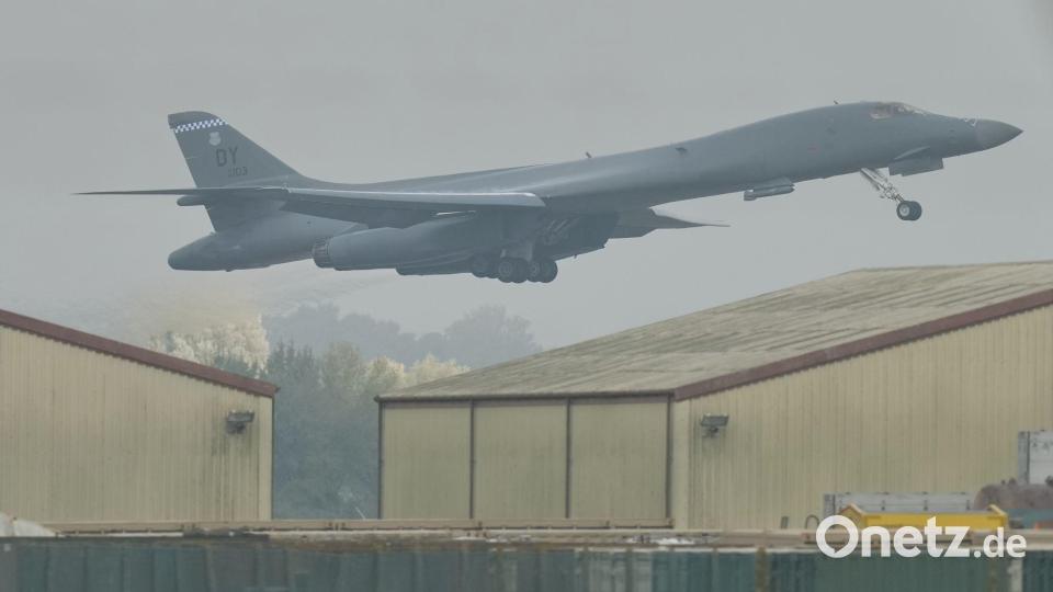Die Vereinigten Staaten haben Langstreckenbomber von einem Militärstützpunkt in Großbritannien abgezogen - US-Medien berichten, warum. Bild: Alastair Grant/AP/dpa