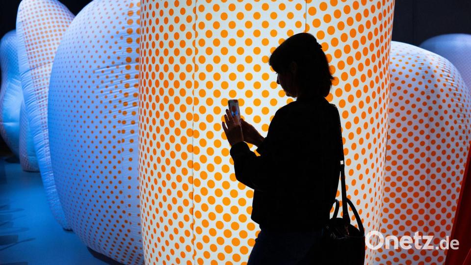 Eine Besucherin fotografiert die großformatigen Installationen, die den Pavillon des Gastlandes Tschechien auf der Buchmesse in Frankfurt prägen. Bild: Boris Roessler/dpa