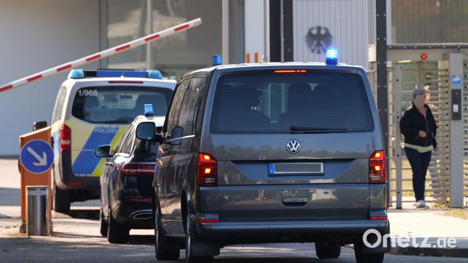 Der Ermittlungsrichter des Bundesgerichtshofs verkündet den Haftbefehl. Bild: Rene Priebe/René Priebe/dpa
