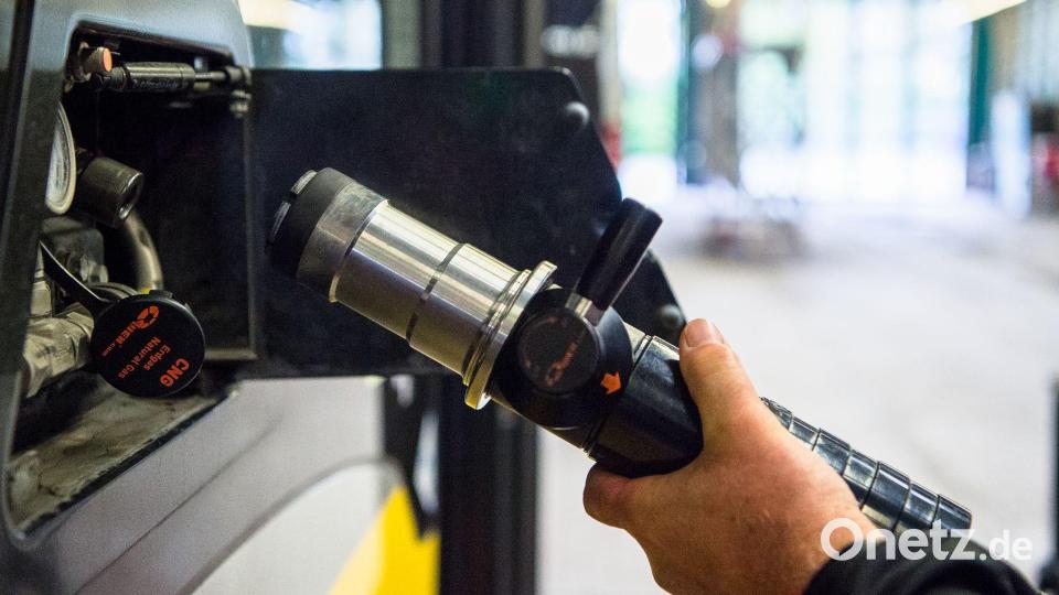 In Augsburg haben die Stadtwerke bislang auf Biogas gesetzt, jetzt wird auf E-Busse umgerüstet. (Archivbild) Bild: Finn Winkler/dpa