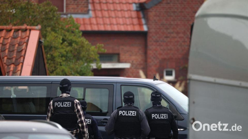 Die Polizei durchsucht das Wohnhaus von Ex-BND-Präsident August Hanning in Nordrhein-Westfalen. Bild: Christoph Reichwein/dpa