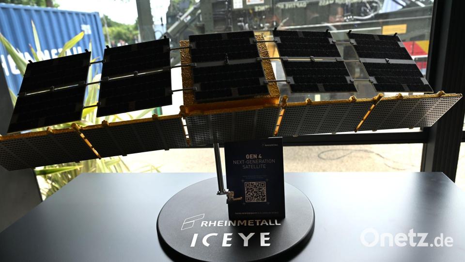 Ein Satelliten-Modell bei der Pariser Waffenmesse Eurosatory im Sommer im Maßstab eins zu vier. In kompletter Größe sind die Satelliten 3,3 Meter lang und 0,8 Meter breit. Bild: Wolf von Dewitz/dpa
