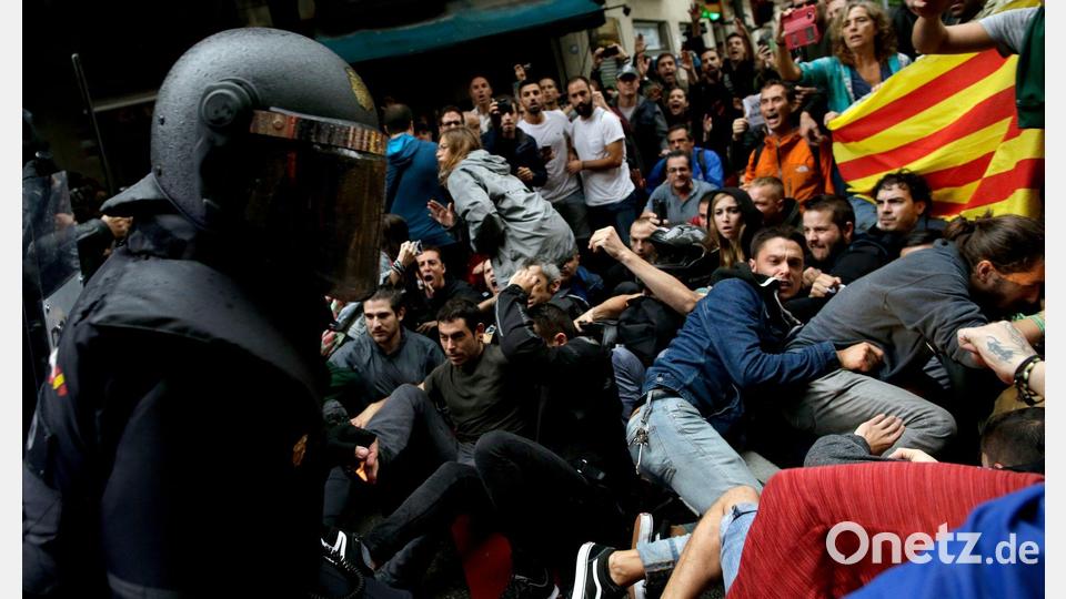 Rund um das illegale Unabhängigkeitsreferendum in Katalonien 2017 kam es zu heftigen Zusammenstößen zwischen der Polizei und Demonstranten. (Archivbild) Bild: picture alliance / Manu Fernandez/AP/dpa