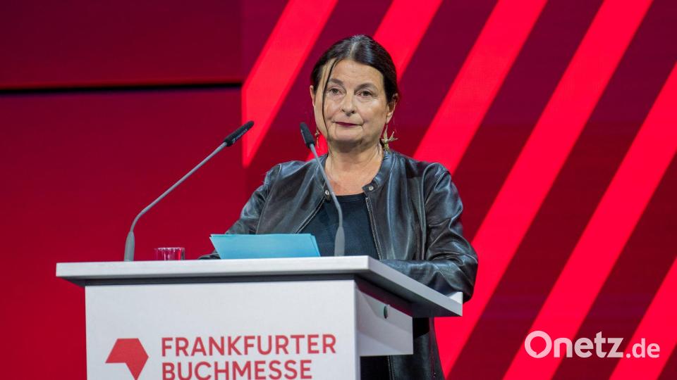 Die tschechische Schriftstellerin Radka Denemarkova wird bejubelt. Bild: Andreas Arnold/dpa