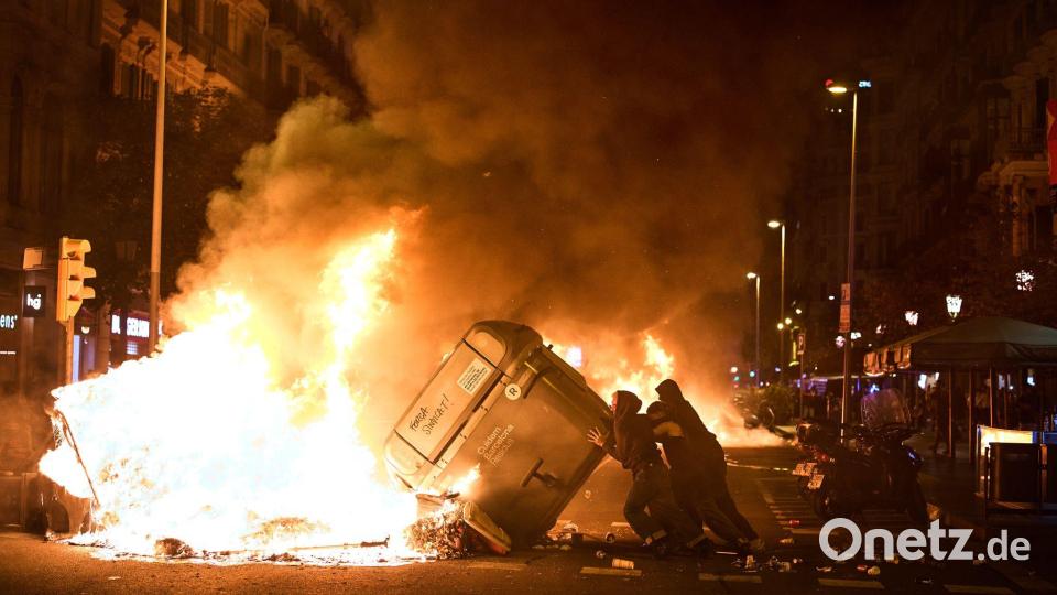 Demonstranten zünden in Barcelona Mülltonnen an. Bild: Emilio Morenatti/AP/dpa