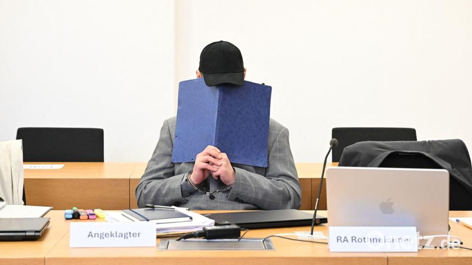 Ein 39 Jahre alter Mann soll in Zwiesel zwei Nachbarinnen und einen Nachbarn ermordet haben. Gegen ihn hat nun vor dem Landgericht Deggendorf der Prozess begonnen. Bild: Felix Hörhager/dpa