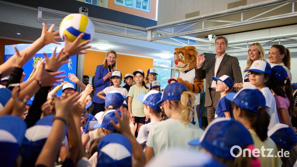 Besuch anlässlich des bayerischen Präventionstags am 12. Oktober: Die Gäste machen sich ein Bild, wie ein gesunder Lebensstil im Schulalltag integriert werden kann. Bild: Peter Kneffel/dpa